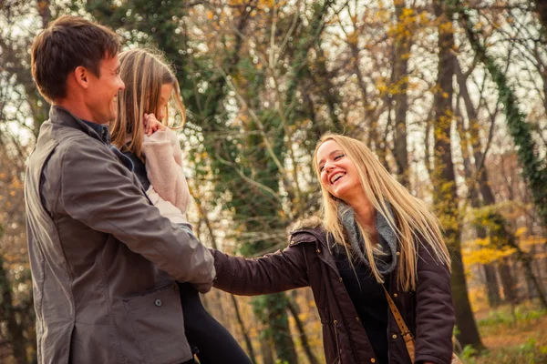  Bir parkta aile yürümek