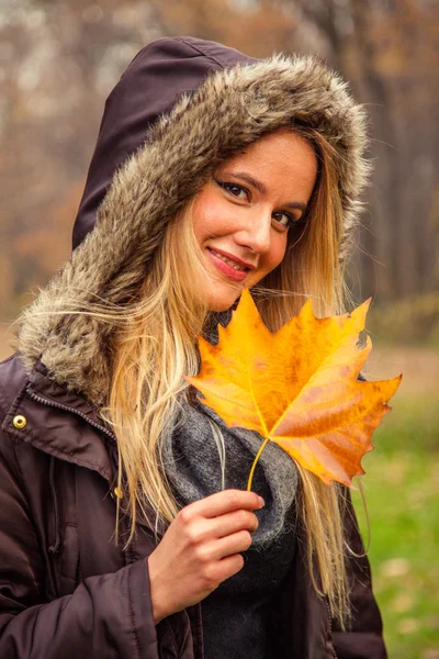 Woman holds beautiful leaf — Stock Photo, Image