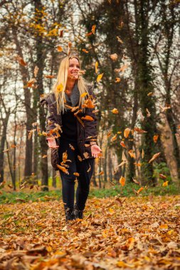 parkta oynayan genç bir kadın