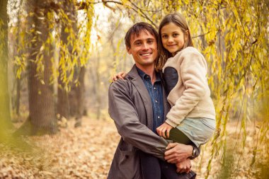 babası kızı elinde tutar.