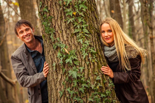Casal ficar ao lado da árvore — Fotografia de Stock
