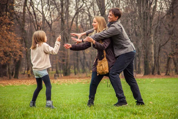 Family play around in park — Stock Photo, Image