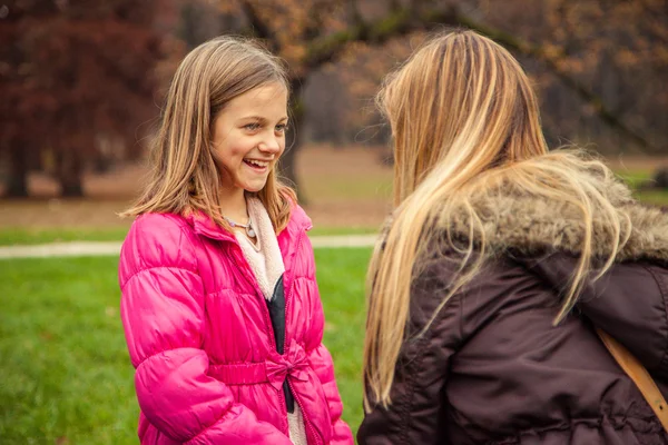 Hija y madre vinculación en el parque — Foto de Stock