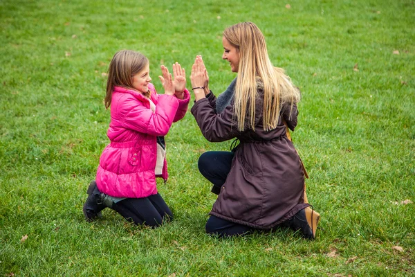 Filha e mãe brincam no parque — Fotografia de Stock