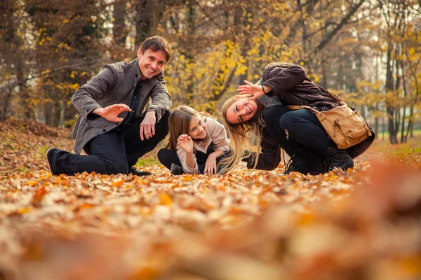 Rodina klečet na zemi park — Stock fotografie