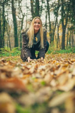 parkta oynayan genç bir kadın