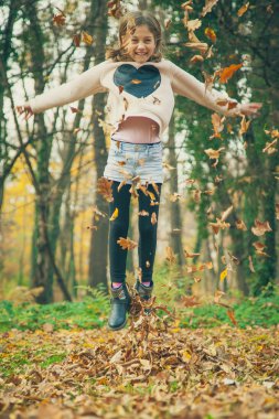 Çocuk Parkı yaprakları ile çalış