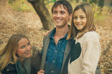 parkta oynarken aile