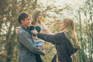 Bir parkta aile yürümek