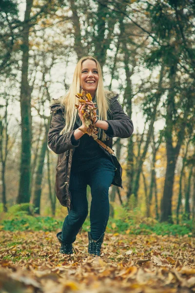 Young woman playing in park — Stock Photo, Image