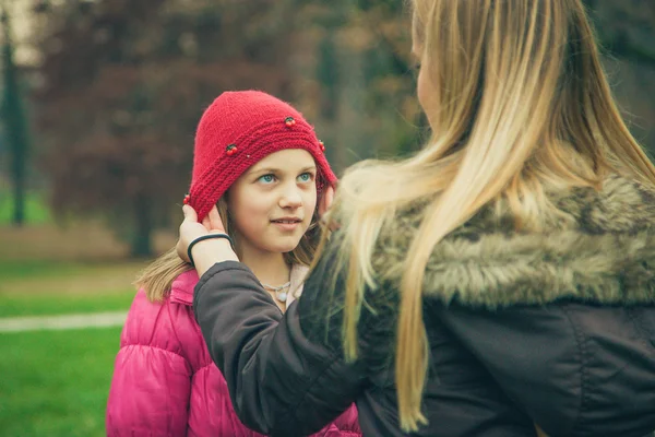 Tochter und Mutter banden im Park — Stockfoto