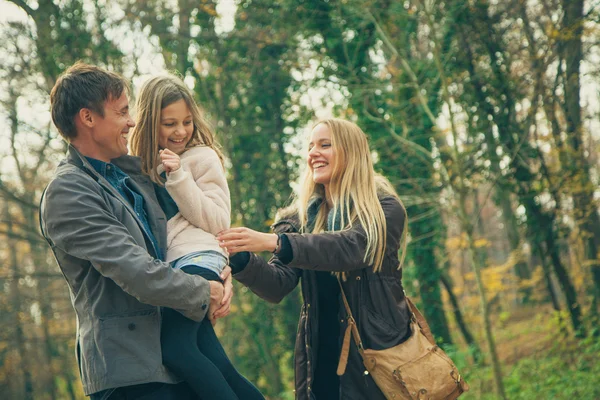 Bir parkta aile yürümek