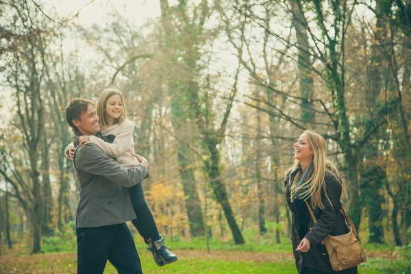 Bir parkta aile yürümek