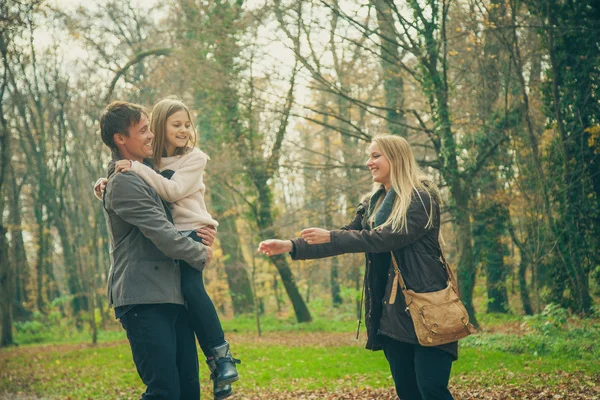 Rodinné procházce v parku — Stock fotografie