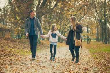 Bir parkta aile yürümek 