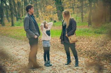 Bir parkta aile yürümek