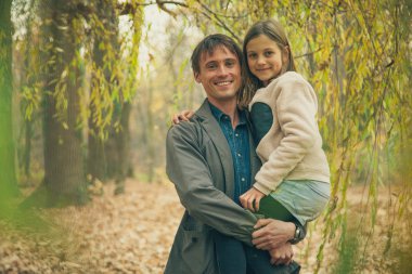 babası kızı elinde tutar.