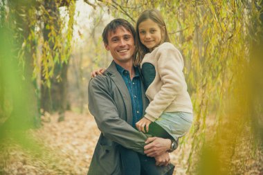 babası kızı elinde tutar.