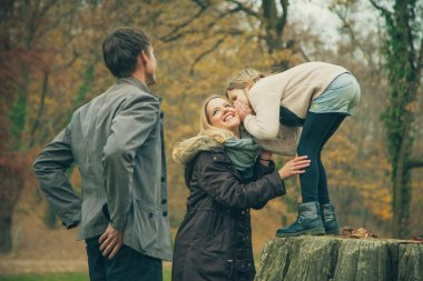Kızı fısıltılar anneler kulak içine