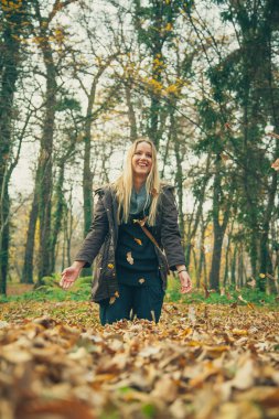 parkta oynayan genç bir kadın