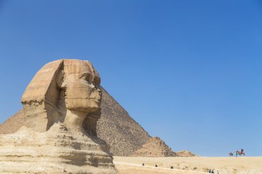 Turistlerin büyük Sfenks Giza çevresinde