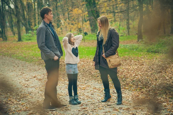 Promenade familiale dans un parc — Photo