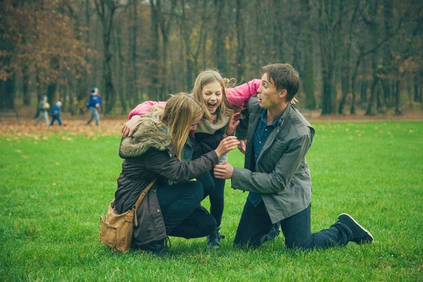 Familie spielt im Park — Stockfoto