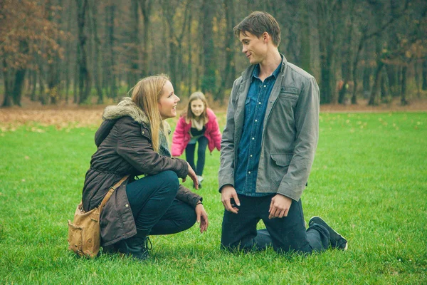 Familie spielt im Park — Stockfoto