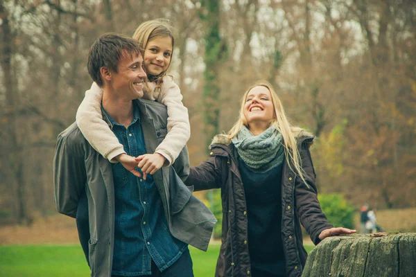 Daughter rides father on piggyback — Stock Photo, Image