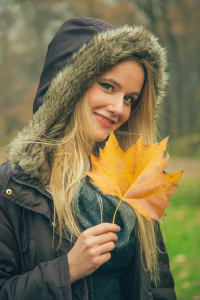 Woman holds beautiful leaf — Stock Photo, Image