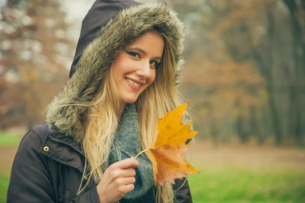 Woman holds beautiful leaf — Stock Photo, Image