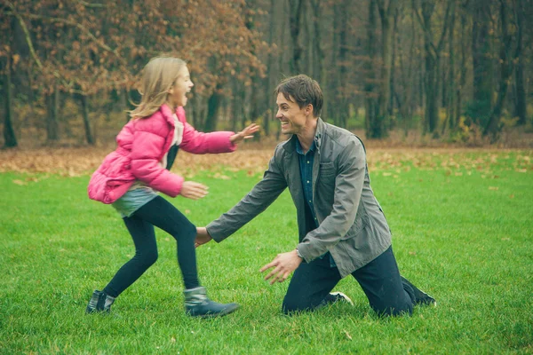 Father and daughter play — Stock Photo, Image