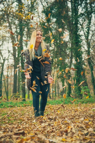 Young woman playing in park — Stock Photo, Image