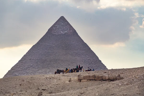 Toeristen voor de Grote Pyramide — Stockfoto