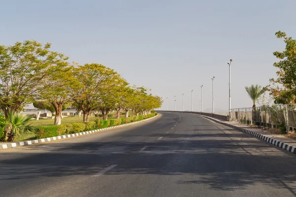 Route vide au-dessus du barrage d'Assouan — Photo