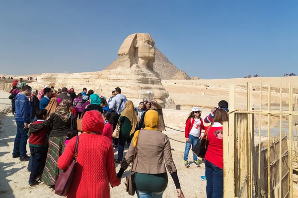 A következő reptér környékén: a nagy Szfinx Giza turisták — Stock Fotó