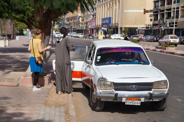 Personnes entrant dans un vieux taxi — Photo