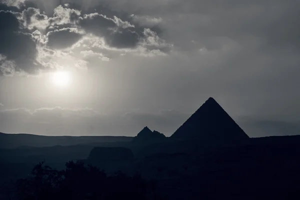 Den stora pyramiden i Giza i solnedgången — Stockfoto