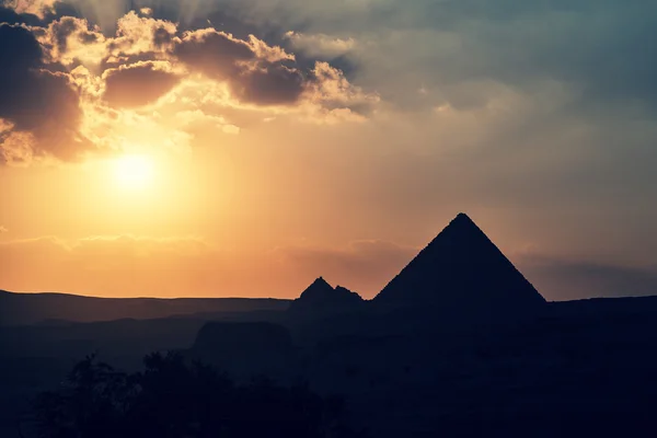 De grote piramide van Giza bij zonsondergang — Stockfoto