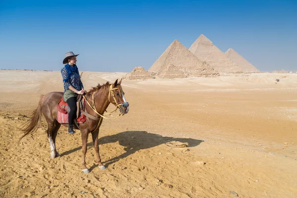 Reitender Tourist vor der Pyramide — Stockfoto