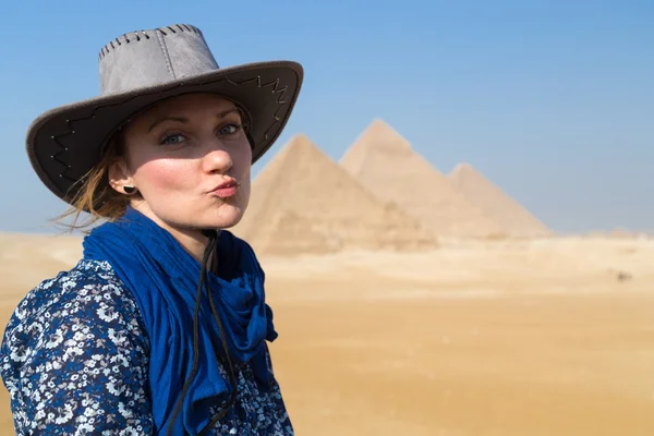 Femme avec chapeau devant la pyramide — Photo