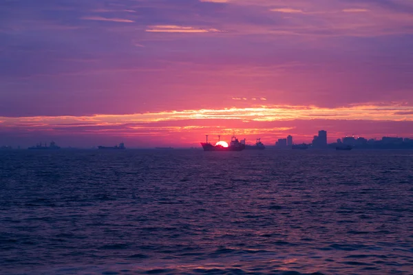 Barcos en el horizonte al atardecer —  Fotos de Stock