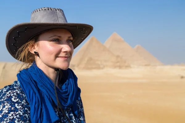 Femme avec chapeau devant la pyramide — Photo