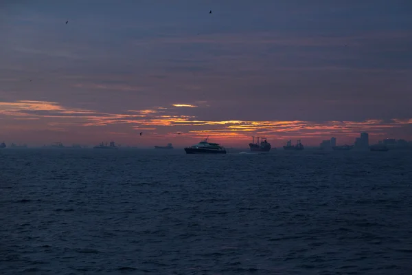 在日落时的地平线上船 — 图库照片