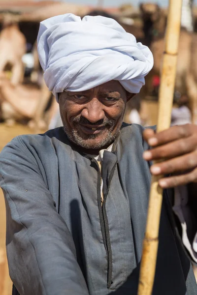 Idoso camelo vendedor com vara — Fotografia de Stock