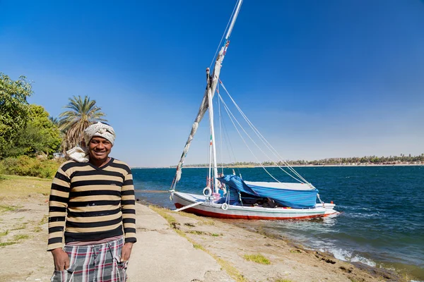 Hombre posando junto a Felucca — Foto de Stock