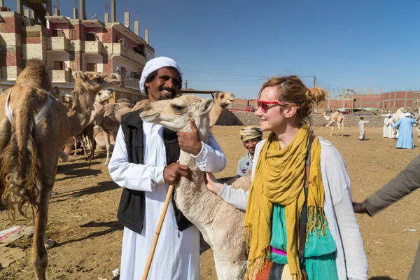 Vendeur de chameaux touristiques et locaux — Photo