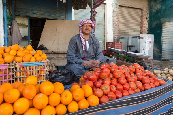 Voedsel leveranciers verkopen sinaasappelen — Stockfoto