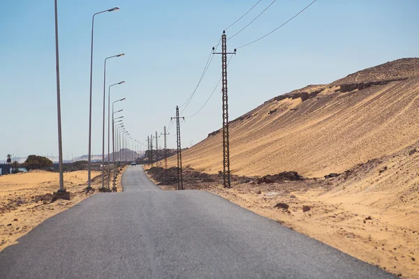 アスワンの砂漠の道 — ストック写真