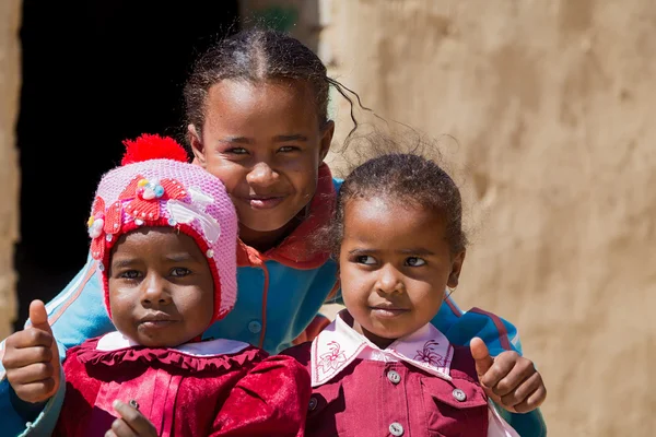 Girls posing in front of the house — Stock Photo, Image